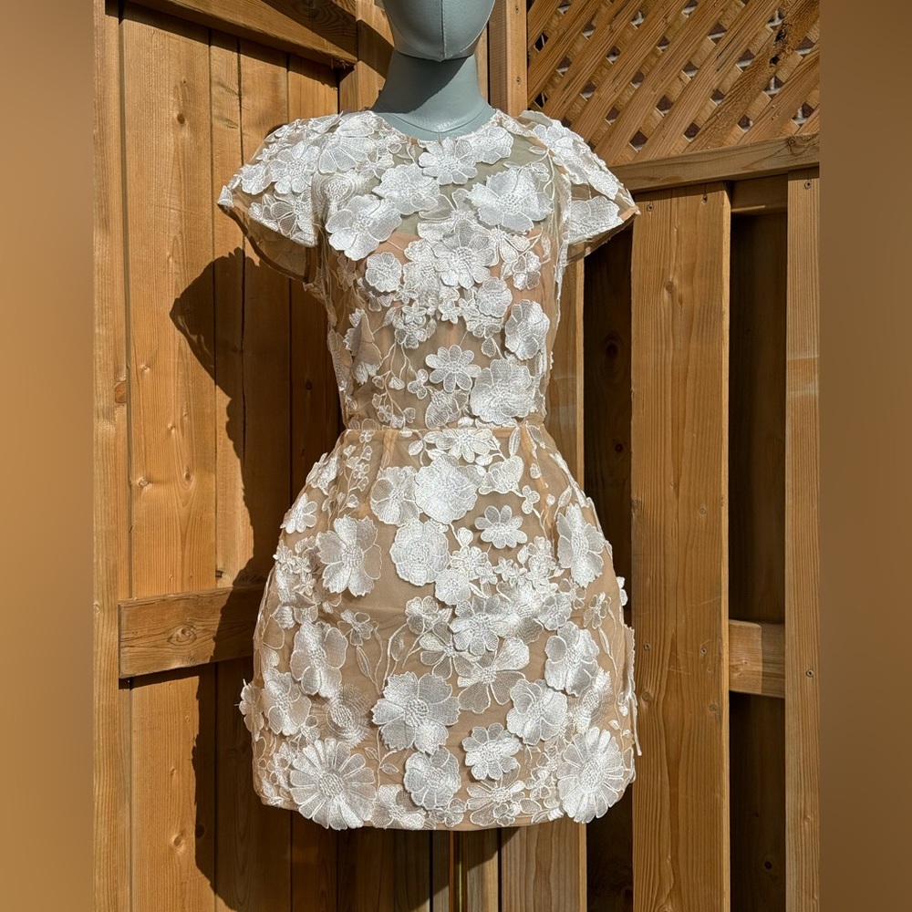 🆕 BRONX & BANCO 🧿 NWOT Jasmine Capsleeve White Floral Mini Dress, Sz S US 4 - Picture 3 of 16